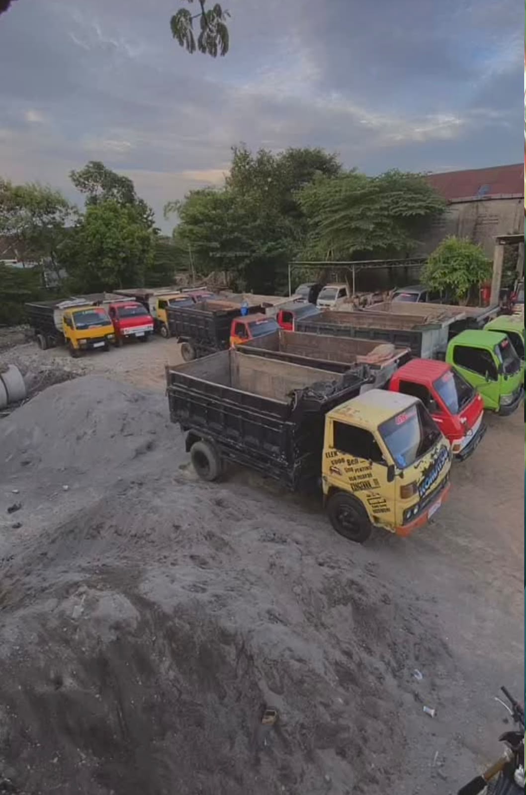 Dump truck CV GN PUTRA di area material