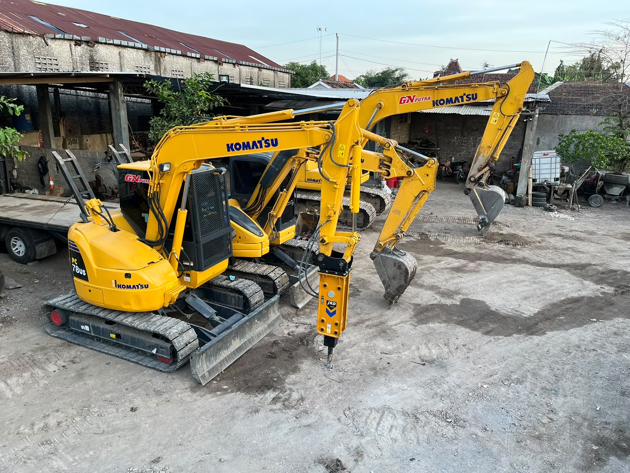 Excavator dengan breaker CV GN PUTRA di garasi