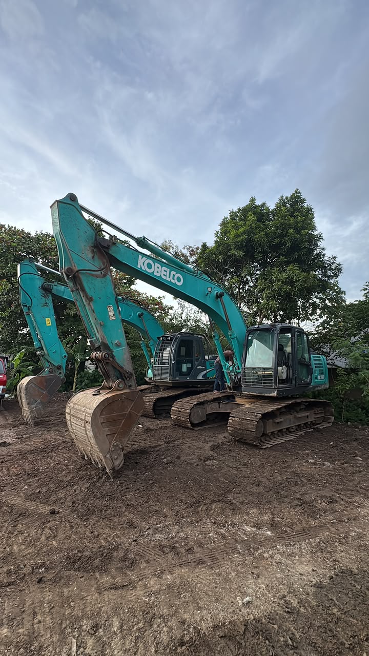 Excavator CV GN PUTRA di lahan pekerjaan tanah