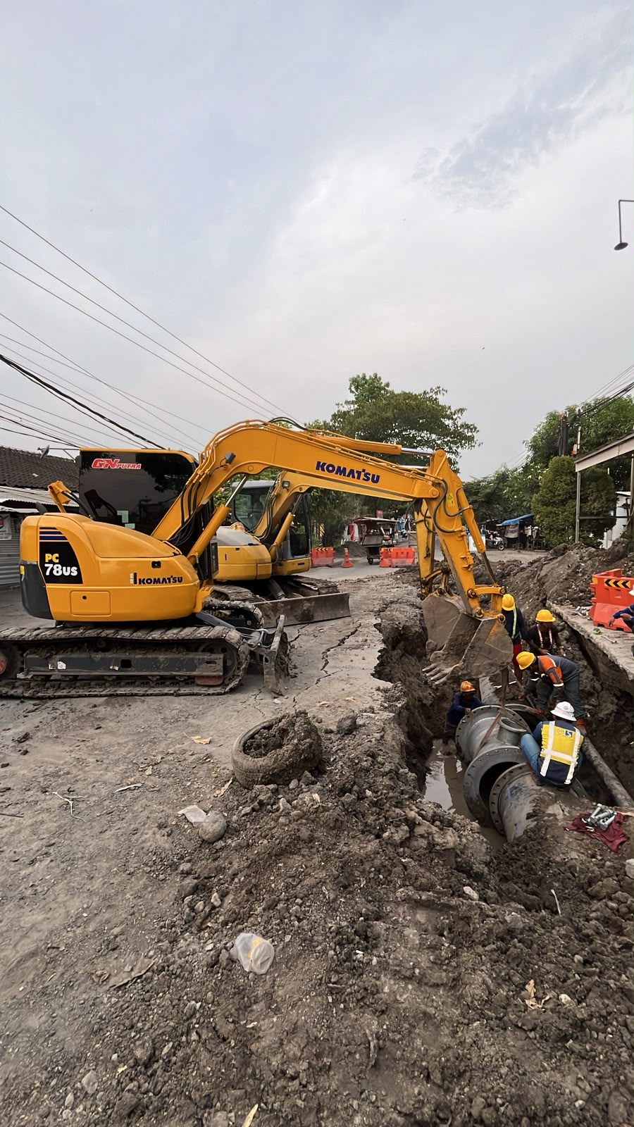 Excavator CV GN PUTRA bekerja di lokasi proyek